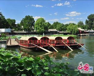 Houhai, auch Shicha-See genannt, ist seit der Qing-Dynastie ein Vergnügungsviertel in Beijing. Nun ist dieses Gebiet wegen der schönen Landschaft und der guten Erhaltung der Tradition von Beijinger Einwohnern eine unverzichtbare Sehenswürdigkeit in der chinesischen Hauptstadt.