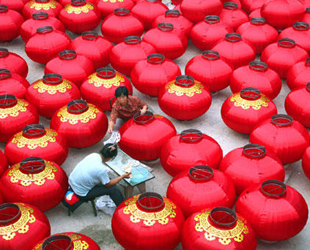 Der Nationalfeiertag steht vor der Tür. 35 Bewohner des Dorfs Hongmiao im Bezirk Huairou von Beijing beschäftigen sich derzeit mit der Herstellung von roten Lampions. Sie werden mehr als 10.000 große rote Lampions produzieren, die vor dem Nationalfeiertag überall in den Straßen und Parks von Beijing aufgehängt werden.