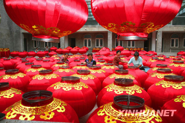 Die Bewohner des Dorfs Hongmiao im Bezirk Huairou von Beijing produzieren rote Lampions. (2. September 2009)