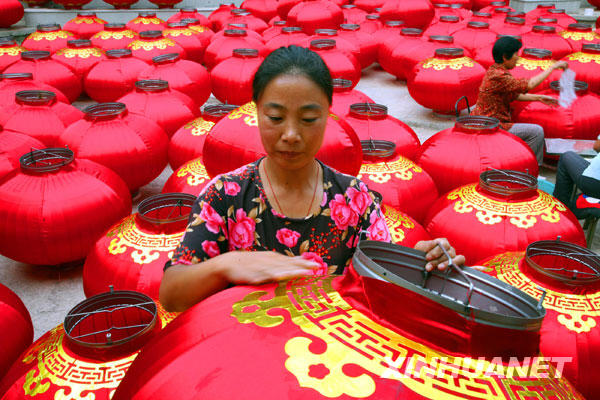 Die Bewohner des Dorfs Hongmiao im Bezirk Huairou von Beijing produzieren rote Lampions. (2. September 2009)