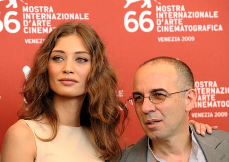 Der italienische Regisseur des Films 'Baaria' Giuseppe Tornatore (rechts) und die italienische Schauspielerin Margareth Made beim Fototermin der 66. Internationalen Filmfestspiele von Venedig auf dem Lido, Italien am 2. September 2009.