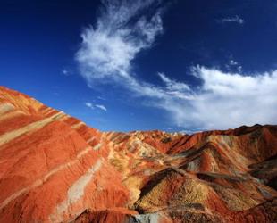 Die Danxia Landschaft befindet sich im bergigen Gebiet des Zhangye Geologieparks nahe der Stadt Zhangye in der nordwestchinesischen Provinz Gansu.Sie ist eine rote, erdige Karstlandschaft, welche besonders für ihre schönen Klippen bekannt ist.