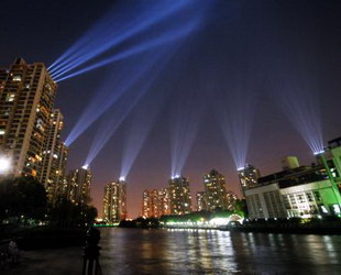 Das Foto vom 6. September zeigt das blendende Scheinwerferlicht, mit dem zur Feier des Jahrestags der Gründung der Volksrepublik China das Ufer des Flusses Suzhou im Stadtzentrum Shanghais in Ostchina hell erleuchtet wird.