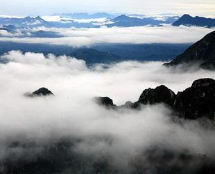 Im Dorf Xizha im Beijinger Bezirk Huairou ist ein seltenes Naturschauspiel zu sehen. Nach einem Herbstregen zieht dichtes Wolkenmeer über Berggifel hinweg und sorgt für eine spektakuläre Szenerie.