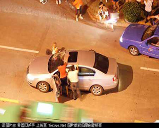 Ein chinesisches Gericht hat am Dienstag ein ursprünglich gesprochenes Todesurteil gegen einen betrunkenen Autofahrer aufgehoben und in lebenslange Haft umgewandelt. Der Fahrer hatte durch einen Autounfall vier Menschen getötet.