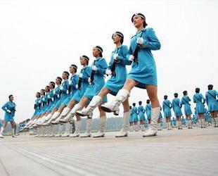 Am 1. Oktober wird das 60. Jubiläum der Volkesrepublik China auf dem Tian'anmen-Platz begangen. Dabei wird eine große Militärparade veranstaltet. Daher beschäftigen sich alle teilnehmenden Soldaten derzeit mit einem intensiven Training.