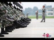 Am 1. Oktober wird das 60. Jubiläum der Volkesrepublik China auf dem Tian'anmen-Platz in der Hauptstadt Beijing begangen. Dabei wird eine große Militärparade veranstaltet. Daher beschäftigen sich alle teilnehmenden Soldatinnen und Soldaten derzeit mit einem intensiven Training.