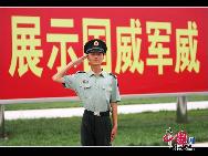 Am 1. Oktober wird das 60. Jubiläum der Volkesrepublik China auf dem Tian'anmen-Platz in der Hauptstadt Beijing begangen. Dabei wird eine große Militärparade veranstaltet. Daher beschäftigen sich alle teilnehmenden Soldatinnen und Soldaten derzeit mit einem intensiven Training.