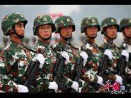 Am 1. Oktober wird das 60. Jubiläum der Volkesrepublik China auf dem Tian'anmen-Platz in der Hauptstadt Beijing begangen. Dabei wird eine große Militärparade veranstaltet. Daher beschäftigen sich alle teilnehmenden Soldatinnen und Soldaten derzeit mit einem intensiven Training.