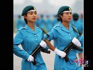 Am 1. Oktober wird das 60. Jubiläum der Volkesrepublik China auf dem Tian'anmen-Platz in der Hauptstadt Beijing begangen. Dabei wird eine große Militärparade veranstaltet. Daher beschäftigen sich alle teilnehmenden Soldatinnen und Soldaten derzeit mit einem intensiven Training.