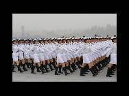 Am 1. Oktober wird das 60. Jubiläum der Volkesrepublik China auf dem Tian'anmen-Platz in der Hauptstadt Beijing begangen. Dabei wird eine große Militärparade veranstaltet. Daher beschäftigen sich alle teilnehmenden Soldatinnen und Soldaten derzeit mit einem intensiven Training.(CFP)