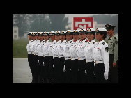 Am 1. Oktober wird das 60. Jubiläum der Volkesrepublik China auf dem Tian'anmen-Platz in der Hauptstadt Beijing begangen. Dabei wird eine große Militärparade veranstaltet. Daher beschäftigen sich alle teilnehmenden Soldatinnen und Soldaten derzeit mit einem intensiven Training.(CFP)