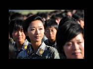 Am 1. Oktober wird das 60. Jubiläum der Volkesrepublik China auf dem Tian'anmen-Platz in der Hauptstadt Beijing begangen. Dabei wird eine große Militärparade veranstaltet. Daher beschäftigen sich alle teilnehmenden Soldatinnen und Soldaten derzeit mit einem intensiven Training.(CFP)