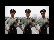 Am 1. Oktober wird das 60. Jubiläum der Volkesrepublik China auf dem Tian'anmen-Platz in der Hauptstadt Beijing begangen. Dabei wird eine große Militärparade veranstaltet. Daher beschäftigen sich alle teilnehmenden Soldatinnen und Soldaten derzeit mit einem intensiven Training.(CFP)