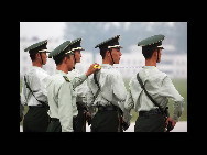 Am 1. Oktober wird das 60. Jubiläum der Volkesrepublik China auf dem Tian'anmen-Platz in der Hauptstadt Beijing begangen. Dabei wird eine große Militärparade veranstaltet. Daher beschäftigen sich alle teilnehmenden Soldatinnen und Soldaten derzeit mit einem intensiven Training.(CFP)