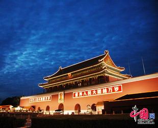 Der 60. Nationalfeiertag Chinas steht vor der Tür. Das Tian’anmen-Tor, welches im Zentrum der Hauptstadt Beijing steht, ist nun fertig dekoriert. Davor ist eine temporäre Tribüne errichtet worden. Jeden Abend wird das Tor mit zahlreichen Leuchten erhellt, die für eine festliche Atmosphäre sorgen.