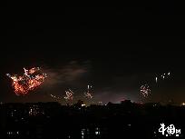 Am Sonntag fand die Kostümprobe für die Feierlichkeiten des 60. Jubiläums der Volkesrepublik auf dem Tian’anmen-Platz statt. Dabei wurden viele Feuerwerkskörper in den Himmel geschossen. Obwohl die Chang’an-Straße gesperrt wurde, war das spektakuläre Schauspiel trotzdem im Norden des Kaiserpalasts zu sehen.