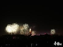 Am Sonntag fand die Kostümprobe für die Feierlichkeiten des 60. Jubiläums der Volkesrepublik auf dem Tian’anmen-Platz statt. Dabei wurden viele Feuerwerkskörper in den Himmel geschossen. Obwohl die Chang’an-Straße gesperrt wurde, war das spektakuläre Schauspiel trotzdem im Norden des Kaiserpalasts zu sehen.