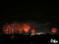 Am Sonntag fand die Kostümprobe für die Feierlichkeiten des 60. Jubiläums der Volkesrepublik auf dem Tian’anmen-Platz statt. Dabei wurden viele Feuerwerkskörper in den Himmel geschossen. Obwohl die Chang’an-Straße gesperrt wurde, war das spektakuläre Schauspiel trotzdem im Norden des Kaiserpalasts zu sehen.