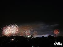 Am Sonntag fand die Kostümprobe für die Feierlichkeiten des 60. Jubiläums der Volkesrepublik auf dem Tian’anmen-Platz statt. Dabei wurden viele Feuerwerkskörper in den Himmel geschossen. Obwohl die Chang’an-Straße gesperrt wurde, war das spektakuläre Schauspiel trotzdem im Norden des Kaiserpalasts zu sehen.