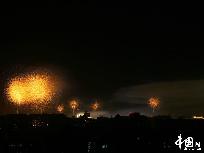 Am Sonntag fand die Kostümprobe für die Feierlichkeiten des 60. Jubiläums der Volkesrepublik auf dem Tian’anmen-Platz statt. Dabei wurden viele Feuerwerkskörper in den Himmel geschossen. Obwohl die Chang’an-Straße gesperrt wurde, war das spektakuläre Schauspiel trotzdem im Norden des Kaiserpalasts zu sehen.