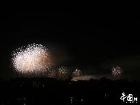 Am Sonntag fand die Kostümprobe für die Feierlichkeiten des 60. Jubiläums der Volkesrepublik auf dem Tian’anmen-Platz statt. Dabei wurden viele Feuerwerkskörper in den Himmel geschossen. Obwohl die Chang’an-Straße gesperrt wurde, war das spektakuläre Schauspiel trotzdem im Norden des Kaiserpalasts zu sehen.