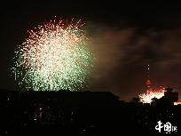 Am Sonntag fand die Kostümprobe für die Feierlichkeiten des 60. Jubiläums der Volkesrepublik auf dem Tian’anmen-Platz statt. Dabei wurden viele Feuerwerkskörper in den Himmel geschossen. Obwohl die Chang’an-Straße gesperrt wurde, war das spektakuläre Schauspiel trotzdem im Norden des Kaiserpalasts zu sehen.