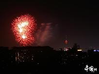 Am Sonntag fand die Kostümprobe für die Feierlichkeiten des 60. Jubiläums der Volkesrepublik auf dem Tian’anmen-Platz statt. Dabei wurden viele Feuerwerkskörper in den Himmel geschossen. Obwohl die Chang’an-Straße gesperrt wurde, war das spektakuläre Schauspiel trotzdem im Norden des Kaiserpalasts zu sehen.