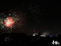 Am Sonntag fand die Kostümprobe für die Feierlichkeiten des 60. Jubiläums der Volkesrepublik auf dem Tian’anmen-Platz statt. Dabei wurden viele Feuerwerkskörper in den Himmel geschossen. Obwohl die Chang’an-Straße gesperrt wurde, war das spektakuläre Schauspiel trotzdem im Norden des Kaiserpalasts zu sehen.