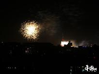 Am Sonntag fand die Kostümprobe für die Feierlichkeiten des 60. Jubiläums der Volkesrepublik auf dem Tian’anmen-Platz statt. Dabei wurden viele Feuerwerkskörper in den Himmel geschossen. Obwohl die Chang’an-Straße gesperrt wurde, war das spektakuläre Schauspiel trotzdem im Norden des Kaiserpalasts zu sehen.