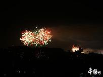 Am Sonntag fand die Kostümprobe für die Feierlichkeiten des 60. Jubiläums der Volkesrepublik auf dem Tian’anmen-Platz statt. Dabei wurden viele Feuerwerkskörper in den Himmel geschossen. Obwohl die Chang’an-Straße gesperrt wurde, war das spektakuläre Schauspiel trotzdem im Norden des Kaiserpalasts zu sehen.