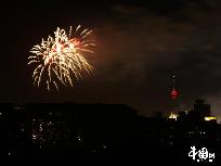 Am Sonntag fand die Kostümprobe für die Feierlichkeiten des 60. Jubiläums der Volkesrepublik auf dem Tian’anmen-Platz statt. Dabei wurden viele Feuerwerkskörper in den Himmel geschossen. Obwohl die Chang’an-Straße gesperrt wurde, war das spektakuläre Schauspiel trotzdem im Norden des Kaiserpalasts zu sehen.