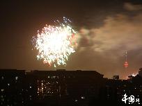 Am Sonntag fand die Kostümprobe für die Feierlichkeiten des 60. Jubiläums der Volkesrepublik auf dem Tian’anmen-Platz statt. Dabei wurden viele Feuerwerkskörper in den Himmel geschossen. Obwohl die Chang’an-Straße gesperrt wurde, war das spektakuläre Schauspiel trotzdem im Norden des Kaiserpalasts zu sehen.