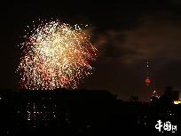 Am Sonntag fand die Kostümprobe für die Feierlichkeiten des 60. Jubiläums der Volkesrepublik auf dem Tian’anmen-Platz statt. Dabei wurden viele Feuerwerkskörper in den Himmel geschossen. Obwohl die Chang’an-Straße gesperrt wurde, war das spektakuläre Schauspiel trotzdem im Norden des Kaiserpalasts zu sehen.