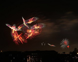 Am Sonntag fand die Kostümprobe für die Feierlichkeiten des 60. Jubiläums der Volkesrepublik auf dem Tian’anmen-Platz statt. Dabei wurden viele Feuerwerkskörper in den Himmel geschossen.