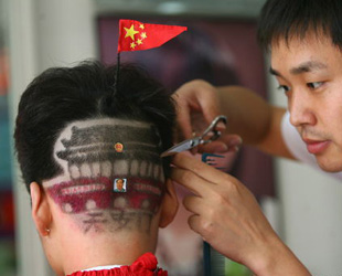 Ein Friseur in Zhengzhou, Hauptstadt der zentralchinesischen Provinz Henan, schneidet einem Jungen das Tian'anmen (Tor des Himmlischen Friedens) ins Haar, um den 60. Jahrestag der Gründung der Volksrepublik China zu feiern.