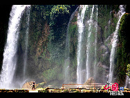 Der Detian-Wasserfall, welcher an der Grenze zwischen China und Vietnam liegt, ist der größte länderübergreifende Wasserfall in Asien. Er hat eine Breite von 200 Metern und fällt 70 Meter tief. Im Herbst nimmt der Durchfluss schnell zu und die zusammenströmenden Bäche sorgen für eine prächtige Landschaft.