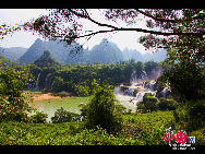 Der Detian-Wasserfall, welcher an der Grenze zwischen China und Vietnam liegt, ist der größte länderübergreifende Wasserfall in Asien. Er hat eine Breite von 200 Metern und fällt 70 Meter tief. Im Herbst nimmt der Durchfluss schnell zu und die zusammenströmenden Bäche sorgen für eine prächtige Landschaft.