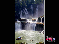 Der Detian-Wasserfall, welcher an der Grenze zwischen China und Vietnam liegt, ist der größte länderübergreifende Wasserfall in Asien. Er hat eine Breite von 200 Metern und fällt 70 Meter tief. Im Herbst nimmt der Durchfluss schnell zu und die zusammenströmenden Bäche sorgen für eine prächtige Landschaft.