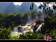 Der Detian-Wasserfall, welcher an der Grenze zwischen China und Vietnam liegt, ist der größte länderübergreifende Wasserfall in Asien. Er hat eine Breite von 200 Metern und fällt 70 Meter tief. Im Herbst nimmt der Durchfluss schnell zu und die zusammenströmenden Bäche sorgen für eine prächtige Landschaft.