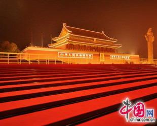 Für den 60. Jahrestag der Gründung der VR China wird der Tian'anmen-Platz schön dekoriert. Am Donnerstag ist das neu errichtete Tribüne vor dem Tian'anmen-Gebäude mit rotem Teppich bedecht und das Beleuchtungssystem des National Operhauses erprobt worden.