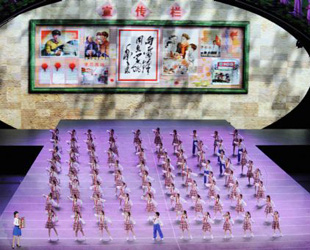 Anlässlich des 60. Nationalfeiertags der Volksrepublik China ist das große Musik- und Tanzepos 'Weg des Wiedererstehens' am Sonntag in Beijing uraufgeführt worden. Es wird 13 Mal in der Großen Halle des Volkes aufgeführt werden.