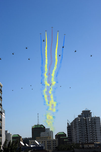 Rund 100 Kampfflugzeuge in 12 Staffeln sind am Montagvormittag über den weltweit bekannten Tian'anmen-Platz im Stadtzentrum Beijings geflogen. Es war die einzige gemeinsame Übung für die bevorstehende Präsentation am Feiertag zum 60. Jahrestag der Gründung der Volksrepublik China.