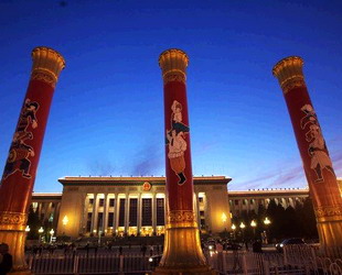 Für das 60. Jubiläum der Volkesrepublik China ist der Tian'anmen-Platz erneut dekoriert worden. Auf dem Platz sind 56 'Säulen der Einheit der Nationalitäten' errichtet worden und die Gebäude werden jeden Abend von zahlreichen Laternen erleuchtet.