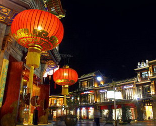 In der Qianmen-Straße, einem der Geschäftsviertel in altem Beijing, werden alle Kaufhäuser und Restaurants am 28. September ihre Geschäfte eröffnen, um den 60. Jahrestag der Volkesrepublik China zu feiern.