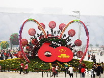 Riesige Dekoration vor dem Nationalstadion, dem Vogelnest, in Beijing. Der Olympiapark, in dem sich das Vogelnest befindet, wurde zur Feier des 60. Jahrestags der Gründung der Volksrepublik China für den 1. Oktober in Schale geworfen. [Foto von Hu Junfeng]