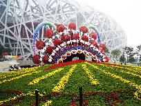 Riesige Dekoration vor dem Nationalstadion, dem Vogelnest, in Beijing. Der Olympiapark, in dem sich das Vogelnest befindet, wurde zur Feier des 60. Jahrestags der Gründung der Volksrepublik China für den 1. Oktober in Schale geworfen. [Foto von Hu Junfeng]