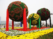 Riesige Dekoration vor dem Nationalstadion, dem Vogelnest, in Beijing. Der Olympiapark, in dem sich das Vogelnest befindet, wurde zur Feier des 60. Jahrestags der Gründung der Volksrepublik China für den 1. Oktober in Schale geworfen. [Foto von Hu Junfeng]