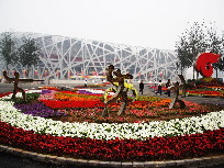 Riesige Dekoration vor dem Nationalstadion, dem Vogelnest, in Beijing. Der Olympiapark, in dem sich das Vogelnest befindet, wurde zur Feier des 60. Jahrestags der Gründung der Volksrepublik China für den 1. Oktober in Schale geworfen. [Foto von Hu Junfeng]