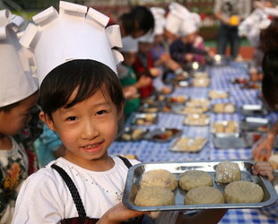 Kinder in einem Kindergarten backen Mondkuchen für das traditionelle Mondfest, das am 15. Tag des 8. Monats nach dem Mondkalender gefeiert wird und dieses Jahr auf den 3. Oktober fällt.